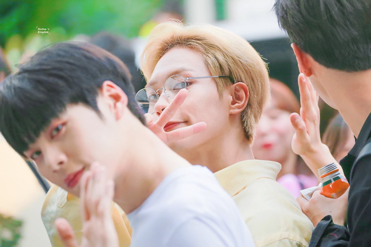 HeeJunsKingdom's tweet photo. 190809
#크나큰 #KNK #오희준 #희준 #희준짱짱 #HEEJUN #ヒジュン 

🌙
💚
☘️
🌻
🌿
⭐️
💐
✨ https://t.co/DJz527Paqt