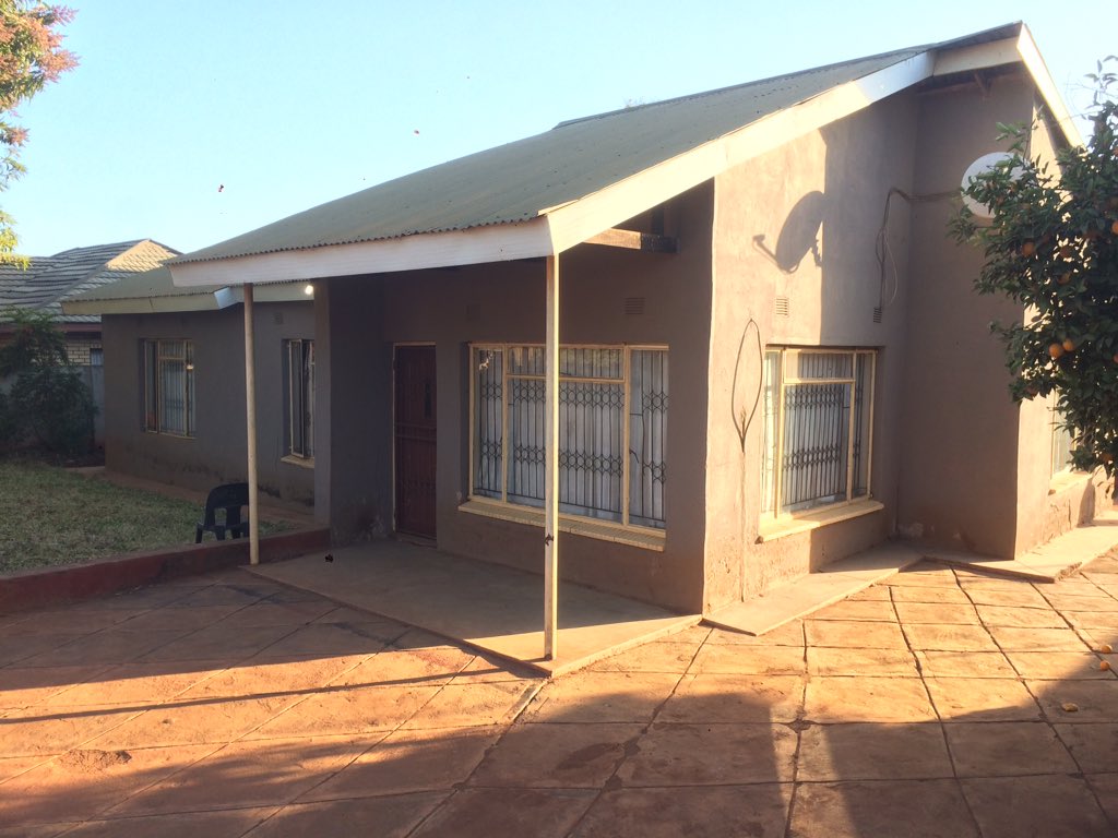 Thakhani_R's tweet image. 7 Room house in Thohoyandou Block J close to Thohoyandou Stadium and Thavhani Mall. R480k (Negotiable)