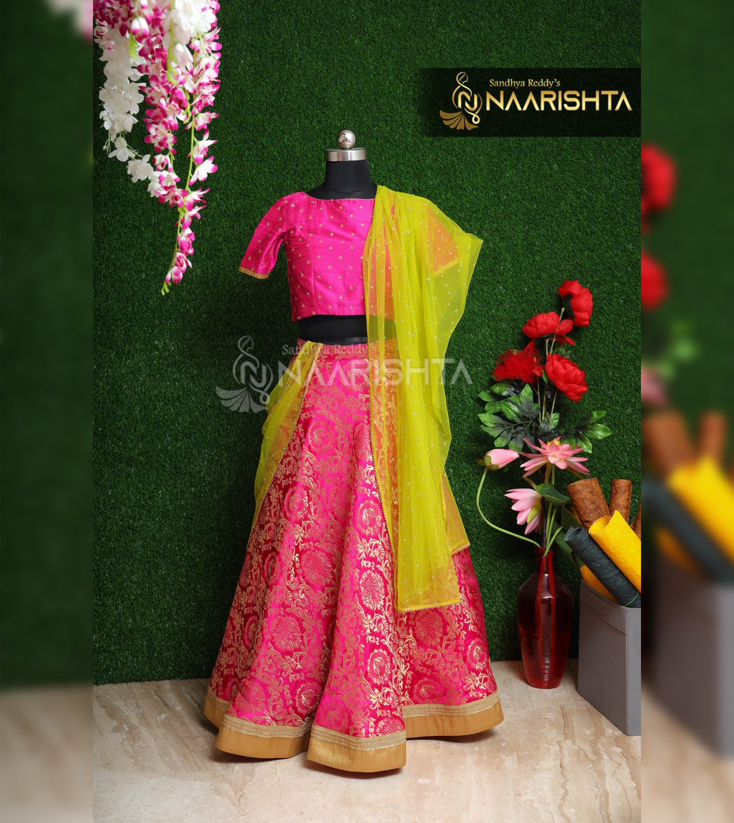naarishta's tweet photo. Are you Tired of searching for a perfect #Lehenga to wind-up your weekend party? Look gorgeous resplendent in this #Banaras Brocade Lehenga with simple #buti embroidery for crop-top designed at #Naarishta by Mrs. Sandhya Reddy.
For more:https://t.co/BSx6qGGYMk
#croptop #dress https://t.co/Yxne41bw89