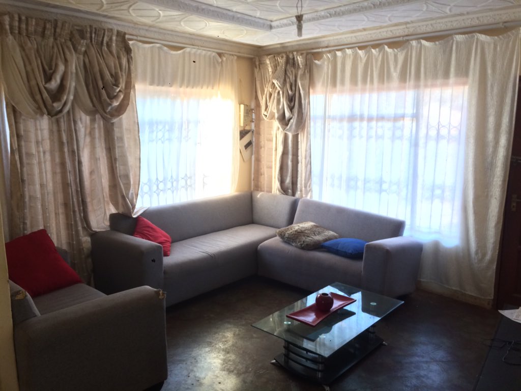 Thakhani_R's tweet image. 7 Room house in Thohoyandou Block J close to Thohoyandou Stadium and Thavhani Mall. R480k (Negotiable)