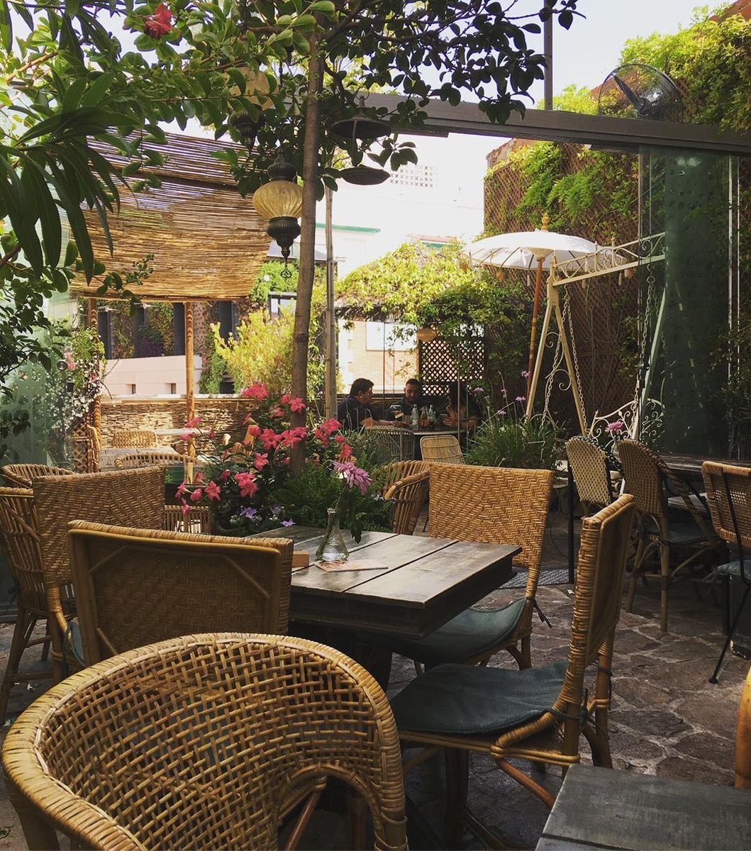 SalBachiller's tweet photo. Si este agosto te quedas en Madrid no te preocupes, ¡que nosotros no nos vamos! Estamos abiertos todo el mes para que disfrutéis de un buen verano en la ciudad. Consulta tu restaurante más cercano en 👉 https://t.co/zYxvayHkPy! 📸: #GastrobaresSB #SBFriends https://t.co/AA5KTMvxPC