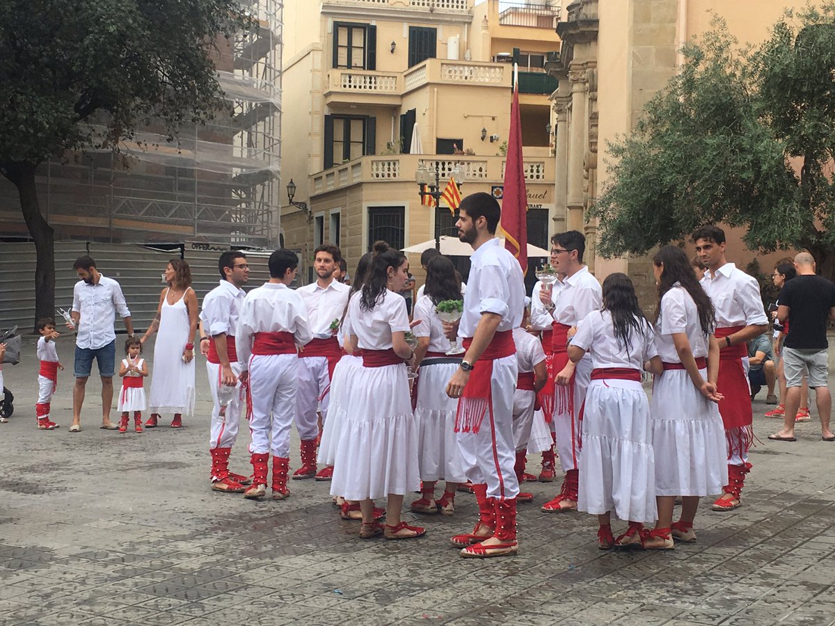 BeyondBCN's tweet photo. L’almorratxa, l’aigua de colònia, l’alfàbrega i els (o “el dring dels ”) picarols són elements essencials de la Festa de Sant Roc a Arenys de Mar @elsmacips @festesorg https://t.co/cOTs9D6Ygg