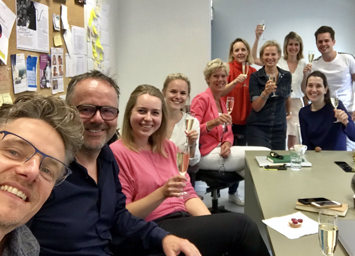 Proosten op mooie nieuwe opdrachten. Trots op!