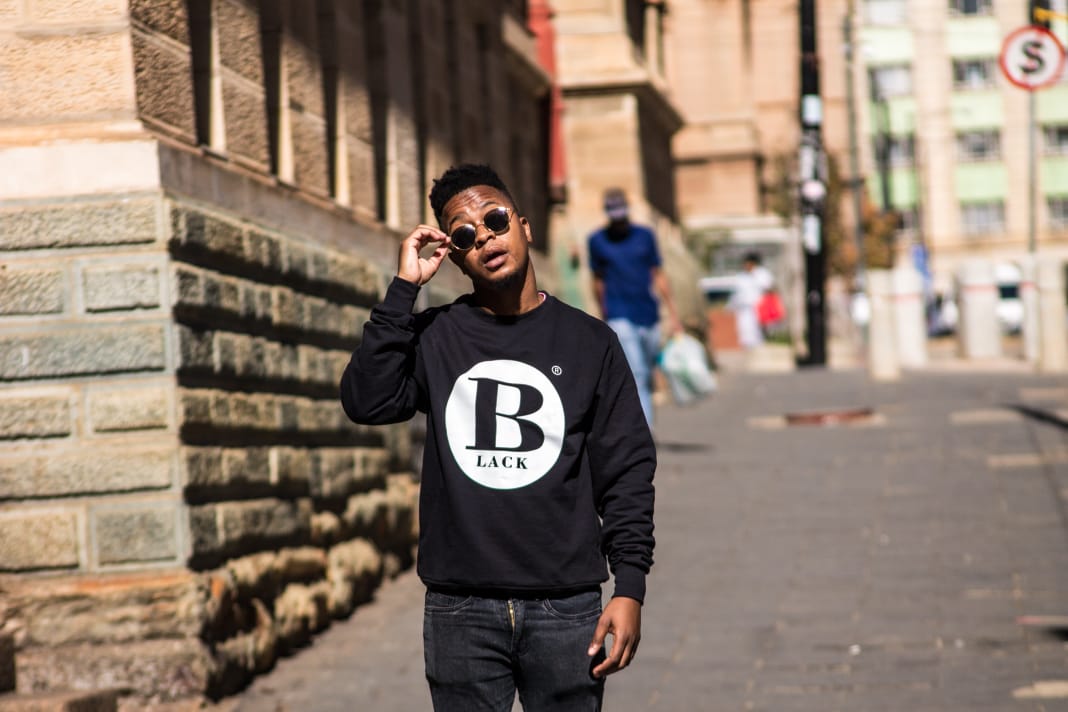 _BlackTheBrand's tweet photo. Don’t have a weak mentality; have a warrior mentality. You have to be more determined than the opposition. If you give up every time things don’t go your way, you don’t want it bad enough 

Sweater available  for R250 we courier nationwide.

#BlackTheBrand #FeelTheHeat https://t.co/9es0RwLhtZ
