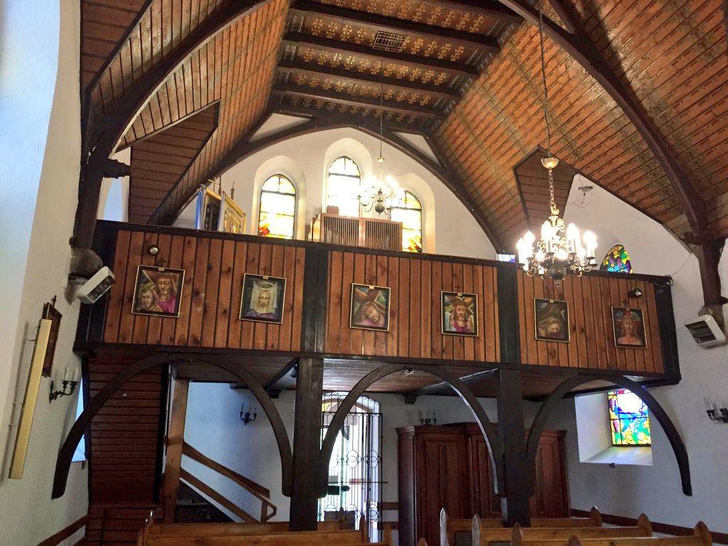 sl3sch's tweet photo. Das Innere der #Kirche mit Glasfenstern und der #Empore. https://t.co/mikwUlTS4Q
