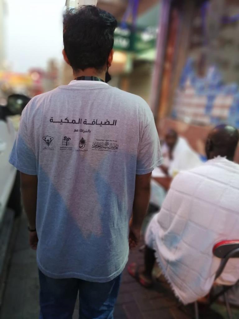 Almuadhem's tweet photo. #الضيافة_المكية أحد برامج الحي المعظم بالشراكة مع مركز حي العتيبية ونادي الحي وهي عبارة عن تقديم المشروبات الساخنه والباردة وبسكويت مجاناً لحجاج بيت الله في حي العتيبية في ست مواقع قريبة من سكنهم يقوم عليها ١٠٥شاباً متطوعاً من شباب الحي https://t.co/dHrTT2qImY