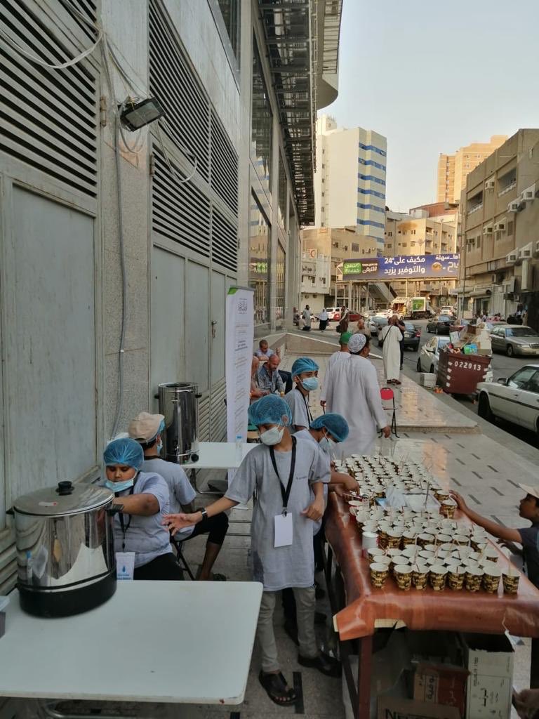 Almuadhem's tweet photo. #الضيافة_المكية أحد برامج الحي المعظم بالشراكة مع مركز حي العتيبية ونادي الحي وهي عبارة عن تقديم المشروبات الساخنه والباردة وبسكويت مجاناً لحجاج بيت الله في حي العتيبية في ست مواقع قريبة من سكنهم يقوم عليها ١٠٥شاباً متطوعاً من شباب الحي https://t.co/dHrTT2qImY