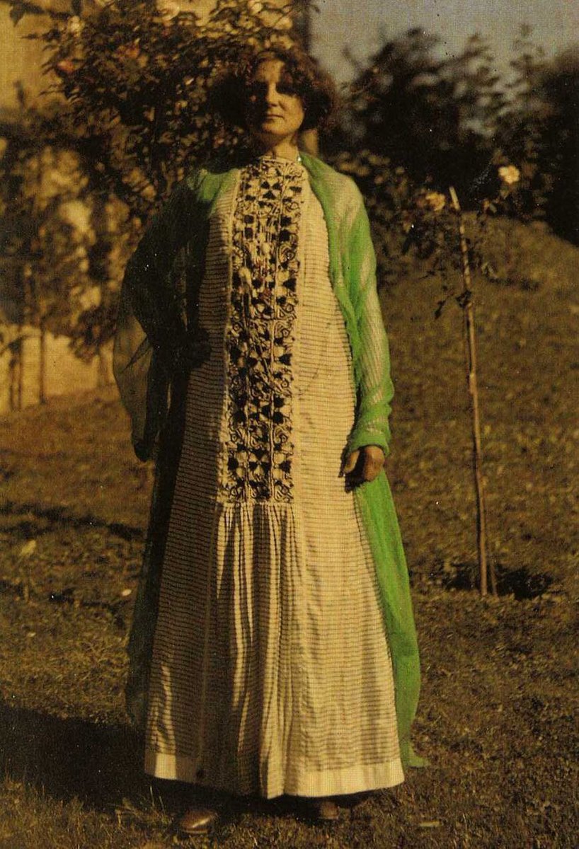 The dresses in the Klimt paintings were real and created by a woman called Emilie Flöge, sadly a name forgotten in the mists of time. Here she is modelling the real dress,  her creation ‘Woman in Gold’  painting