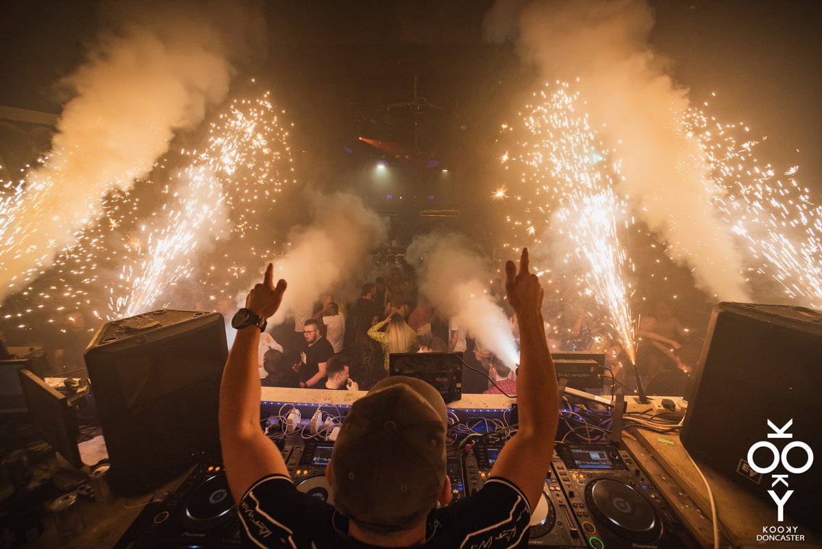 𝟮-𝟰-𝟭 𝗗𝗥𝗜𝗡𝗞𝗦 𝗕𝗘𝗙𝗢𝗥𝗘 𝟮𝗮𝗺 🍻
⠀⠀⠀⠀⠀⠀⠀
You should know the Friday drill by now 😉 Any drink. Buy one, you get one free - SIMPLE!
⠀⠀⠀⠀⠀⠀⠀
#DJMickeyBlueEyes is the Friday night host this evening 🎧