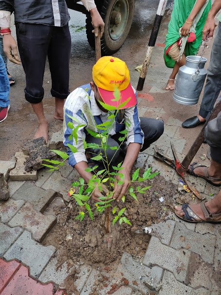 Inextrix's tweet photo. iNextrix Supporting Tree Idiot campaign by @RjDhvanit &amp; @AmdavadAMC 
We planted some saplings in our office building premises to encourage green city &amp; Tree Idiot Campaign.

#TreePlantation #RadioMirchi #treeidiot #MyBabyTree #green  #TreeIdiots #HappyPlantation #trees #gogreen https://t.co/MGB7WMDCui