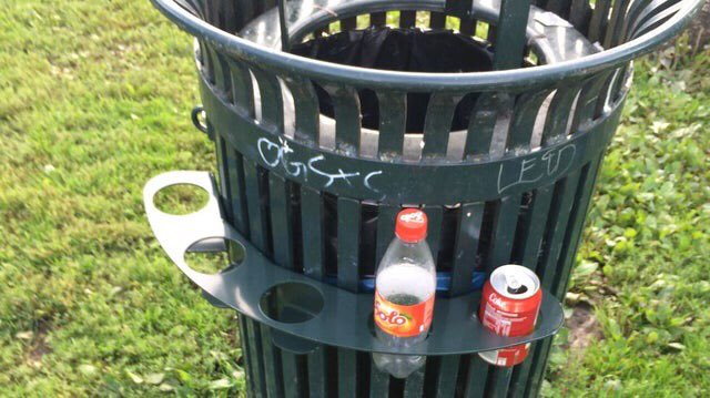 Norveç’te boş şişeleri toplayıp götürdüğünüz zaman geri dönüşüm merkezi cüzi de olsa bir miktar para veriyormuş, bu paraya ihtiyacı olan insanlar çöpü karıştırmak zorunda kalmasın diye böyle bir tasarım yapmışlar 😭