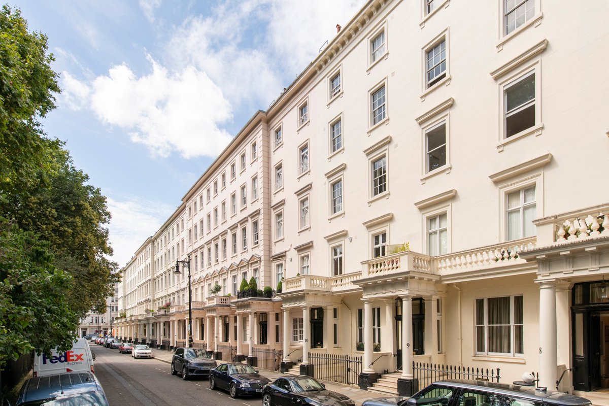 This fantastic three-bedroom apartment in an authentic Victorian building is now available to #let fully furnished. Contact our #Victoria office to book a viewing! bit.ly/2KOfkNN