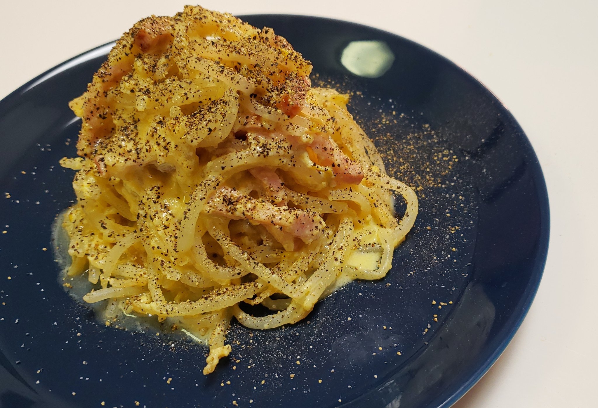 リュウジ 料理のおにいさんバズレシピ 麺の代わりにもやしでカルボナーラを作ったら 早い 旨い 安い 低糖質 火不使用 の五拍子揃ったパーフェクトフードになりました もやしカルボナーラ もやし0g ベーコン50g にんにく1片 コンソメ小1 塩少々入れ