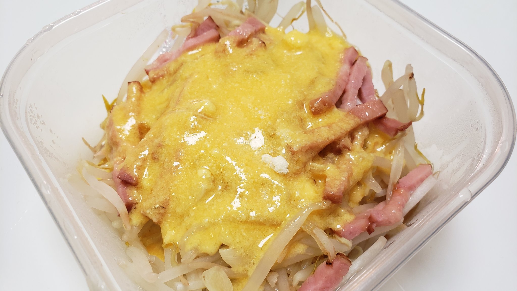 リュウジ 料理のおにいさんバズレシピ 麺の代わりにもやしでカルボナーラを作ったら 早い 旨い 安い 低糖質 火不使用 の五拍子揃ったパーフェクトフードになりました もやしカルボナーラ もやし0g ベーコン50g にんにく1片 コンソメ小1 塩少々入れ