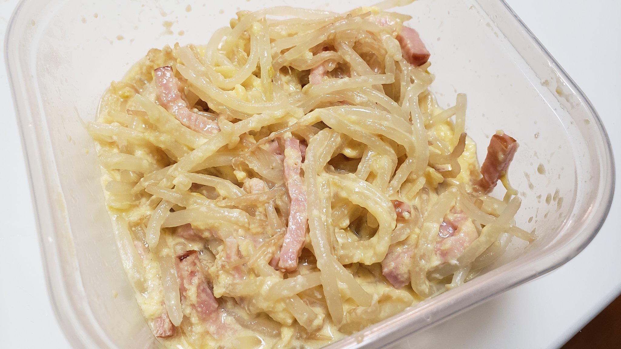 リュウジ 料理のおにいさんバズレシピ 麺の代わりにもやしでカルボナーラを作ったら 早い 旨い 安い 低糖質 火不使用 の五拍子揃ったパーフェクトフードになりました もやしカルボナーラ もやし0g ベーコン50g にんにく1片 コンソメ小1 塩少々入れ