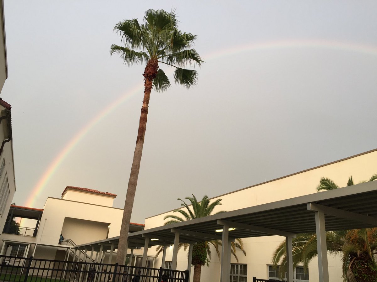 What a beautiful view to begin our day at LHS!  ⁦@LeesburgJackets⁩