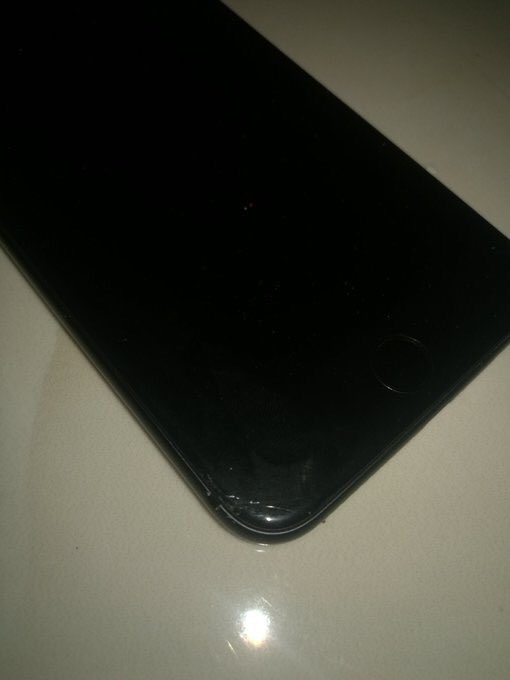 oli_store's tweet photo. ايفون ٨ بلص ، اسود ، ٦٤ قيقا نضيف شديد بس فيهو شقه صغير تحت ف الشاشه م مؤثر وم واضح 
، كامل الملحقات .
السعر : ٣٧ الف https://t.co/2xifGxTfiL