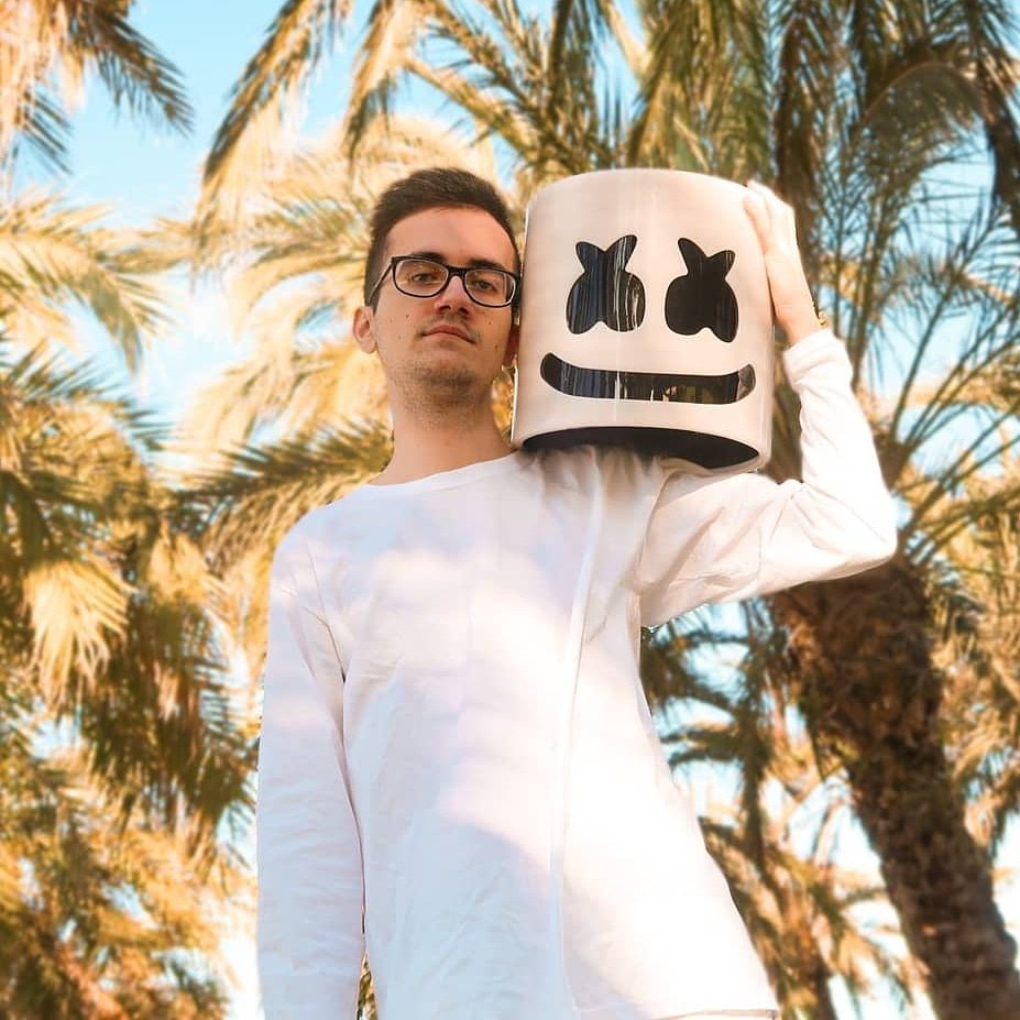 MrKeroro10's tweet photo. Holaa, me quiero hacer otra sesión de fotos con el disfraz de MarshMellow tipo estas, recomendadme sitios que puedan estar bien por Barcelona o cercanías 🧐 https://t.co/lmdjplbLUI