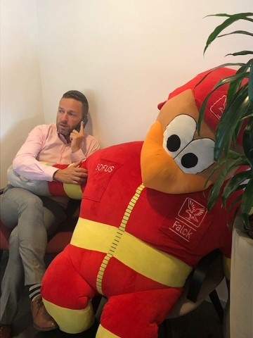 NPKolby's tweet photo. #cphPride i morgen, Q2 på mandag, Trump på vej. Der er gang i telefonen, men pressechefen får fuld support og en hånd at holde i. #Sofus❤️ #falck https://t.co/kKGQZr6V24