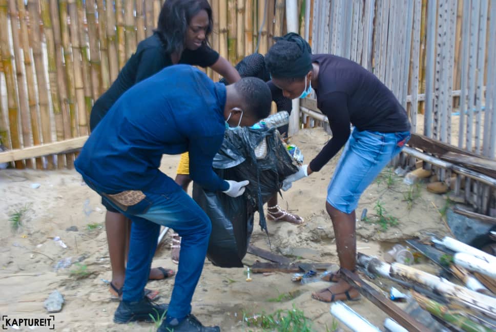 LifeInitiatives's tweet photo. Oniru beach shoreline clean up exercise. 
Our Community volunteers did a great job. It was great contributing to the sustainability of our environment. Tuesday, 13th August 2019. 

#environmentalhealth
#healthylifeinitiative
#communitydevelopers
#worldchangers https://t.co/kOhk2A2oHz
