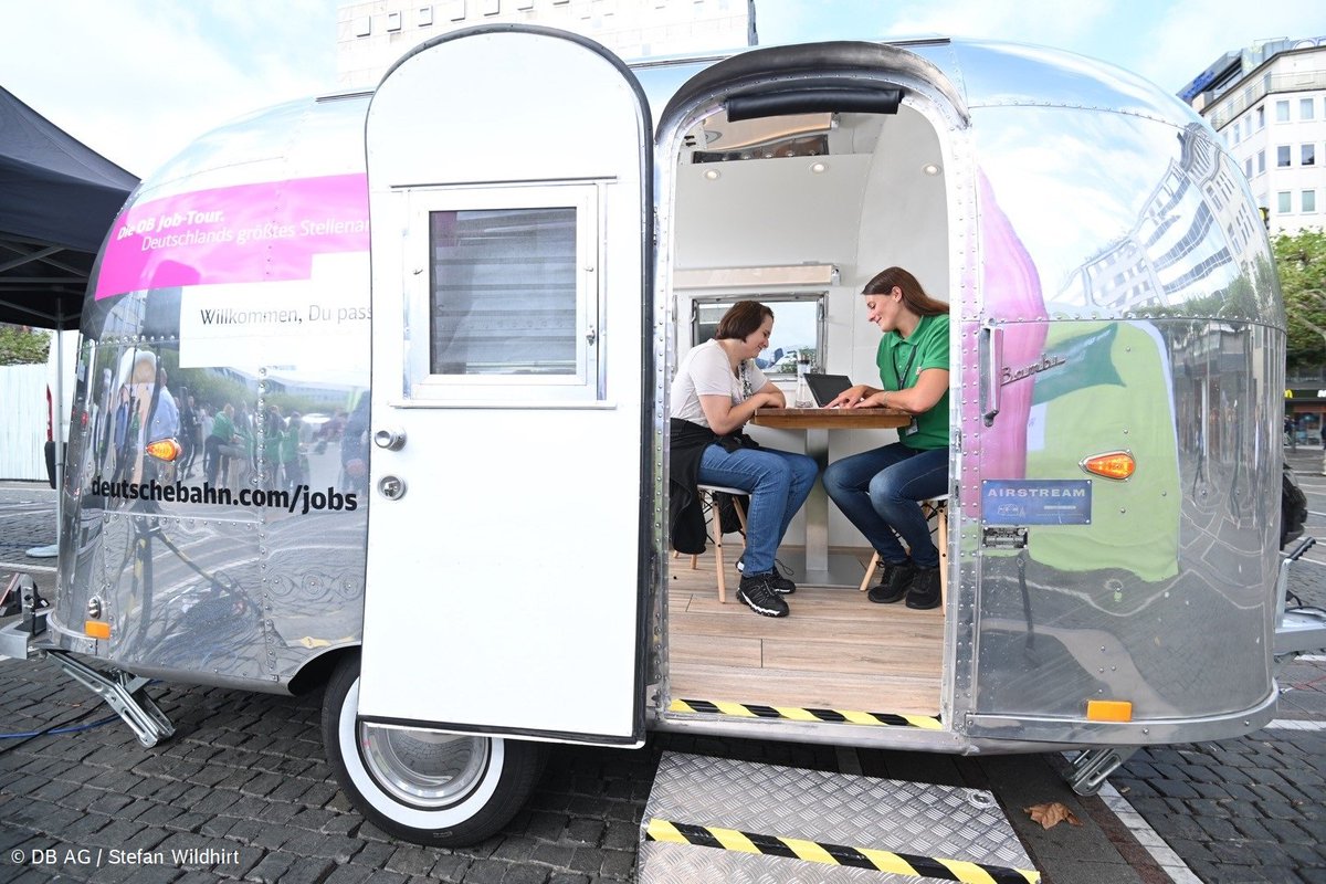 Wir gehen auf große #DB-Job-Tour! 👏 In den nächsten sieben Wochen reisen wir mit drei umgebauten Wohnwagen quer durch die Republik, um neue Mitarbeiter zu gewinnen. Ob's geklappt hat, erfahren Bewerber noch am selben Tag. Mehr Infos unter: deutschebahn.com/de/presse/pres… #StarkeSchiene
