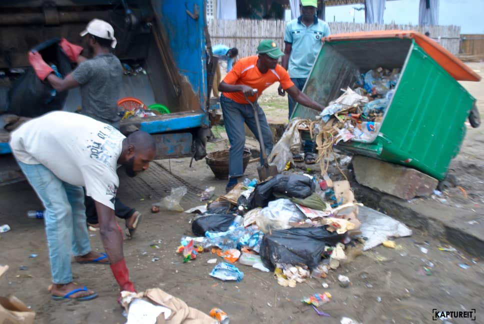 LifeInitiatives's tweet photo. Oniru beach shoreline clean up exercise. 
Our Community volunteers did a great job. It was great contributing to the sustainability of our environment. Tuesday, 13th August 2019. 

#environmentalhealth
#healthylifeinitiative
#communitydevelopers
#worldchangers https://t.co/kOhk2A2oHz
