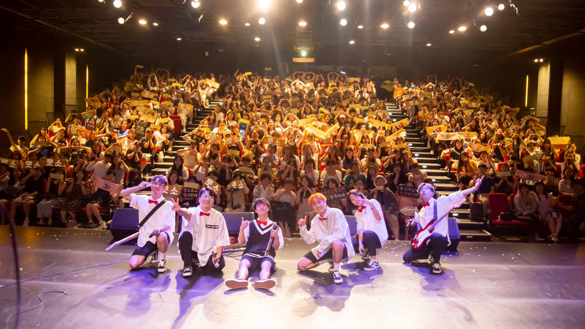 WOOTSO_TEAM's tweet image. ╭┈┈┈┈╯   ╰┈┈┈╮

 ╰┳┳╯    ╰┳┳╯

  여　    　　 사

 러  　    　　  랑
     ╰┈┈╯
  분 ╭━━━━━╮　 해
      ┈┈┈┈ 
기다리셨을 웃소콘서트 단체사진입니다!
자세한 내용은 웃소 팬카페에서 확인해주세요 &amp;gt;&amp;lt;
cafe.naver.com/wootso