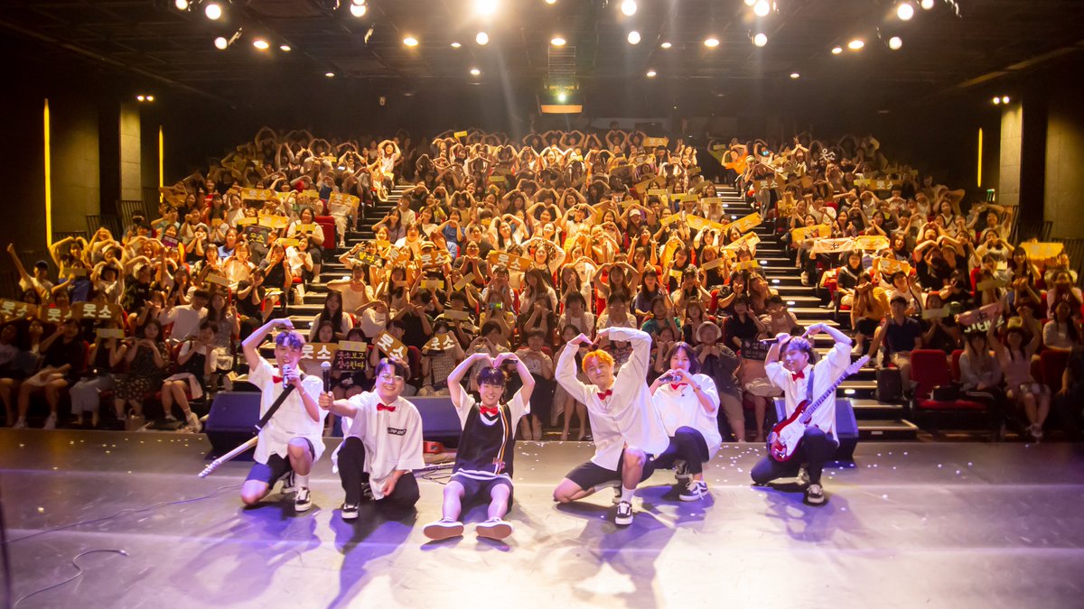 WOOTSO_TEAM's tweet image. ╭┈┈┈┈╯   ╰┈┈┈╮

 ╰┳┳╯    ╰┳┳╯

  여　    　　 사

 러  　    　　  랑
     ╰┈┈╯
  분 ╭━━━━━╮　 해
      ┈┈┈┈ 
기다리셨을 웃소콘서트 단체사진입니다!
자세한 내용은 웃소 팬카페에서 확인해주세요 &amp;gt;&amp;lt;
cafe.naver.com/wootso