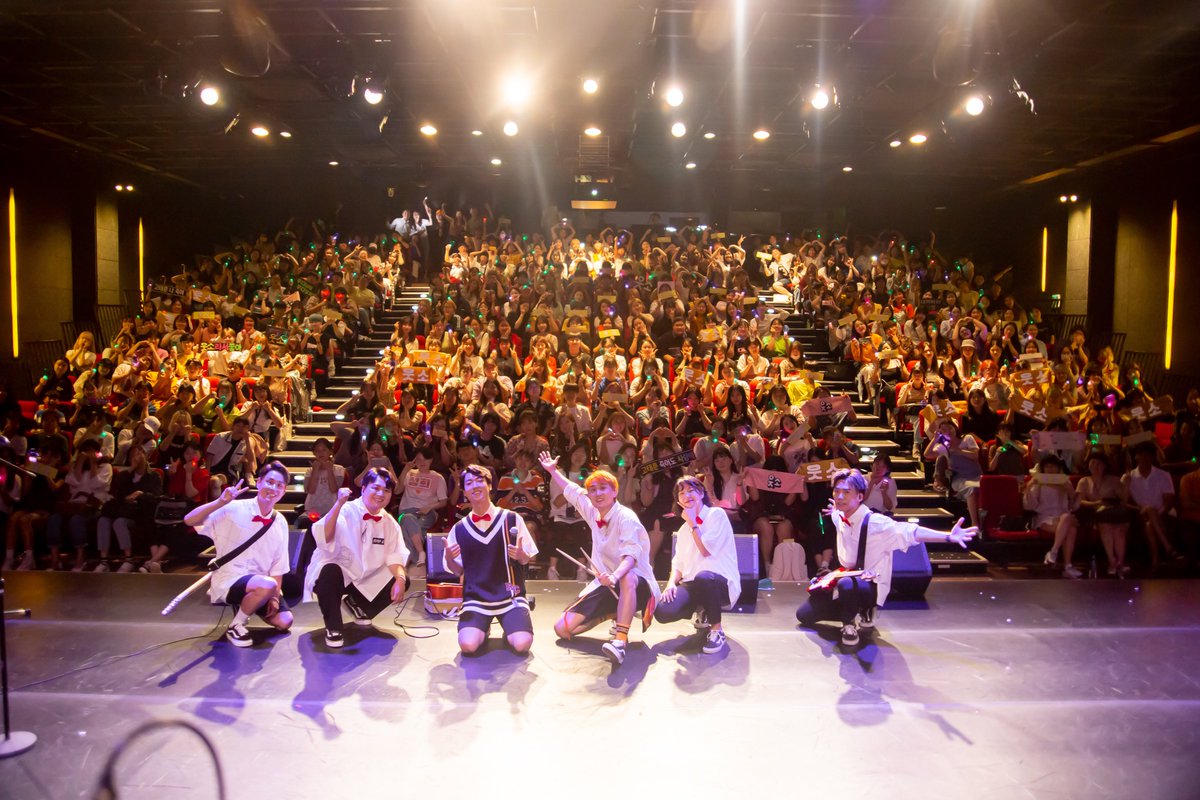 WOOTSO_TEAM's tweet image. ╭┈┈┈┈╯   ╰┈┈┈╮

 ╰┳┳╯    ╰┳┳╯

  여　    　　 사

 러  　    　　  랑
     ╰┈┈╯
  분 ╭━━━━━╮　 해
      ┈┈┈┈ 
기다리셨을 웃소콘서트 단체사진입니다!
자세한 내용은 웃소 팬카페에서 확인해주세요 &amp;gt;&amp;lt;
cafe.naver.com/wootso