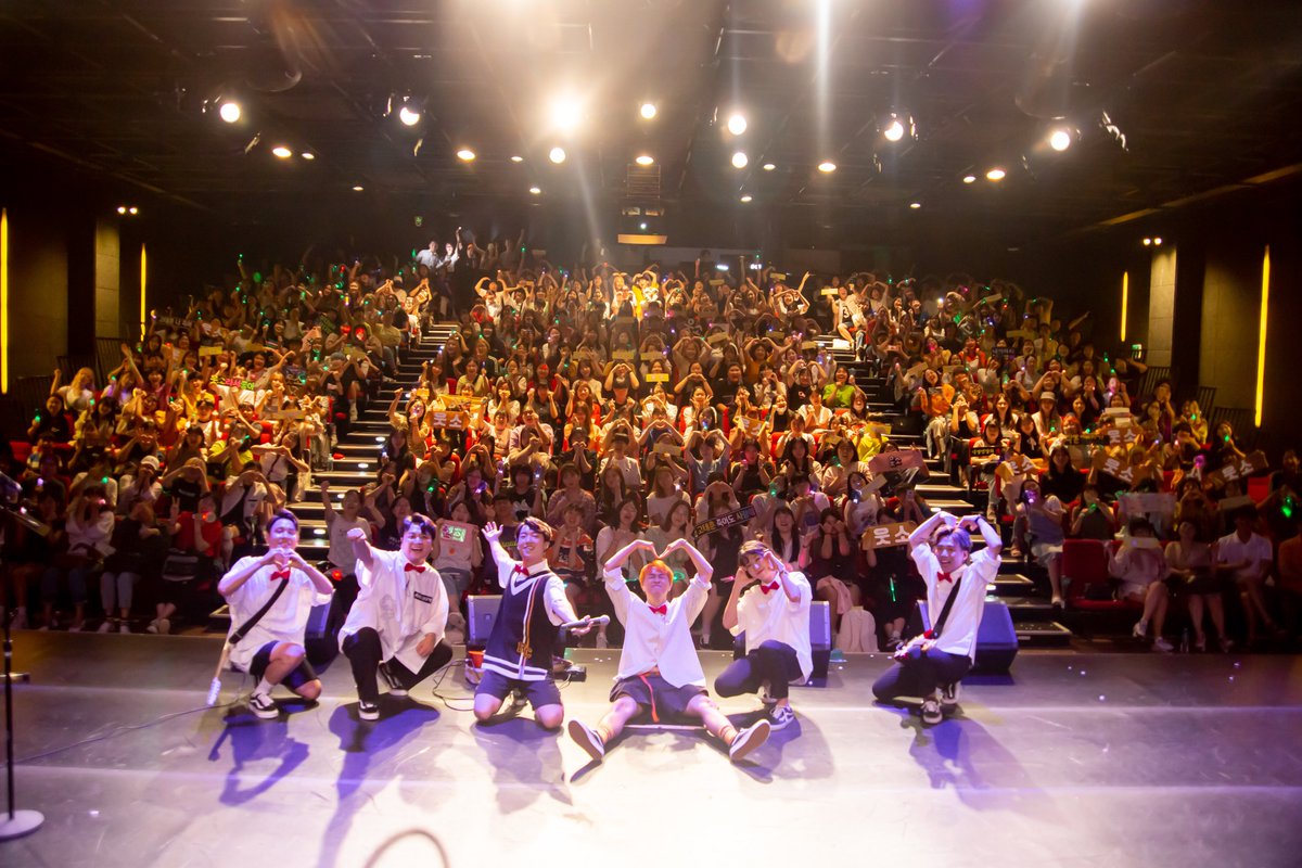 WOOTSO_TEAM's tweet image. ╭┈┈┈┈╯   ╰┈┈┈╮

 ╰┳┳╯    ╰┳┳╯

  여　    　　 사

 러  　    　　  랑
     ╰┈┈╯
  분 ╭━━━━━╮　 해
      ┈┈┈┈ 
기다리셨을 웃소콘서트 단체사진입니다!
자세한 내용은 웃소 팬카페에서 확인해주세요 &amp;gt;&amp;lt;
cafe.naver.com/wootso