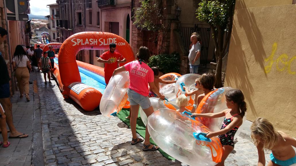 Matinal d'aigua per Festa Major #FM19Moià amb el tobogan aquàtic Splash Slide de 75m de llarg 💧💧 ubicat al carrer de Sant Josep #Moià, un inflable i la festa de l'escuma a la plaça del CAP.