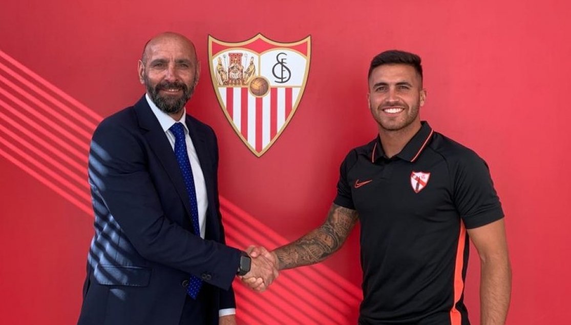 CanteraSFC's tweet photo. 🤝@AlexRobles1, nuevo refuerzo para el #SevillaAtlético.
¡Bienvenido! 😉

Toda la información ➡️https://t.co/ZfPyKQqJQs 

#VamosSAT  ⚪🔴⚪ https://t.co/YOPz1PxUib