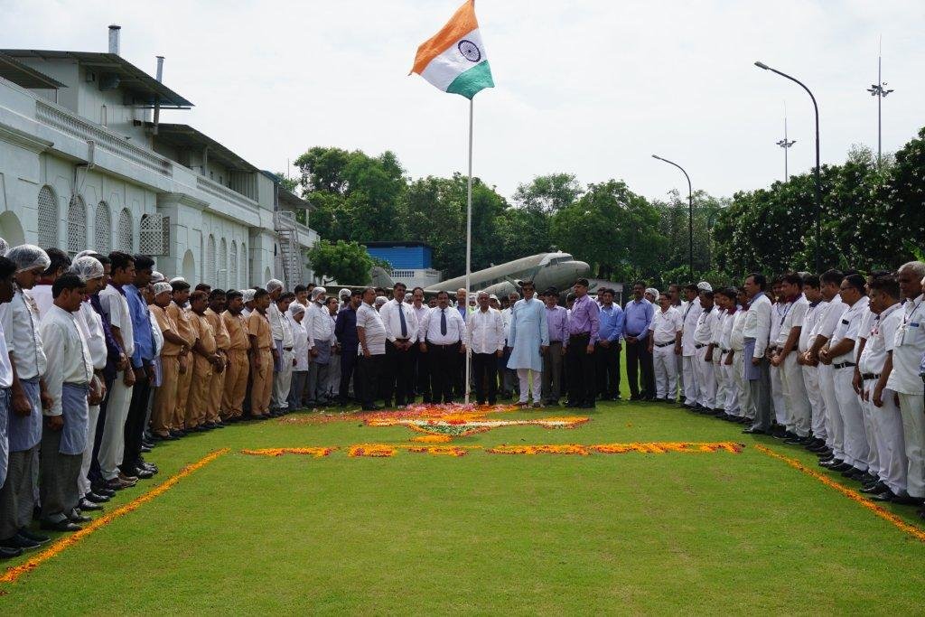 skychef756's tweet photo. On the occasion of #73rdIndependenceDay, Ambassador Sky Chef, Delhi and Mumbai flight kitchen unit organised a flag hoisting ceremony.

The soothing morning was fully marked with feeling of patriotism and joy among all.

#JaiHind

#HappyIndependenceDay #FlagHoistingCeremony2019 https://t.co/qGXRskvPQU