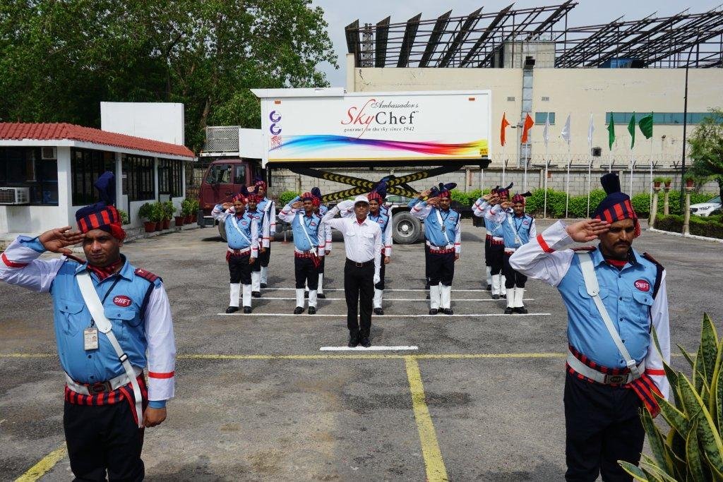 skychef756's tweet photo. On the occasion of #73rdIndependenceDay, Ambassador Sky Chef, Delhi and Mumbai flight kitchen unit organised a flag hoisting ceremony.

The soothing morning was fully marked with feeling of patriotism and joy among all.

#JaiHind

#HappyIndependenceDay #FlagHoistingCeremony2019 https://t.co/qGXRskvPQU