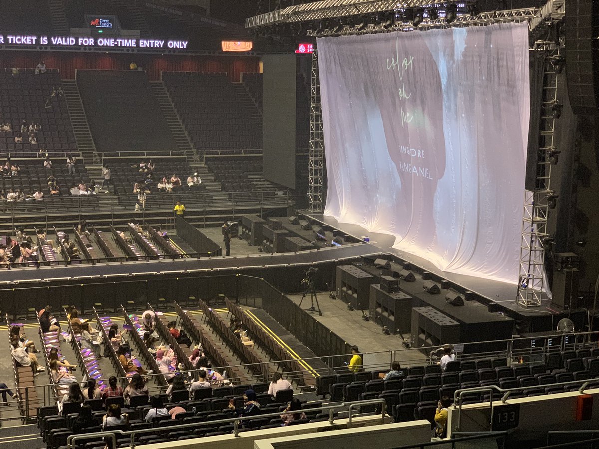 iBackstageSG's tweet photo. We are here at Kang Daniel Fan Meeting in Singapore, do follow us on Twitter and Instagram and stay tuned for updates! #KangDanielColorOnMeinSG 
#KANGDANIELinSG https://t.co/mJy8FnFwZc