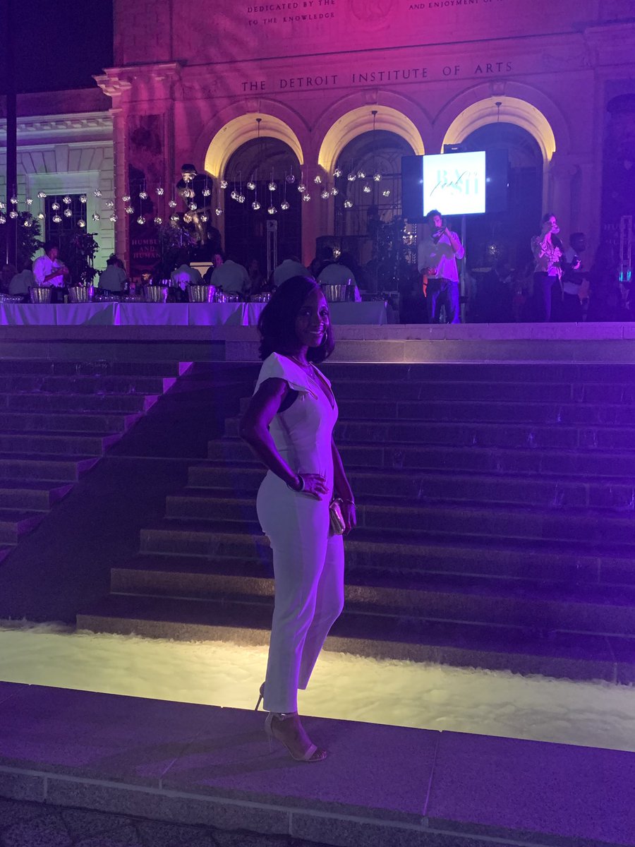Glimpse_of_Glo's tweet photo. Had an amazing evening at #FashBash.. a fashion show supporting the #DIA put on by #NeimanMarcus.. everything was great. Still canโt feel my feet from ๐๐พ https://t.co/ccxfJDfaEI
