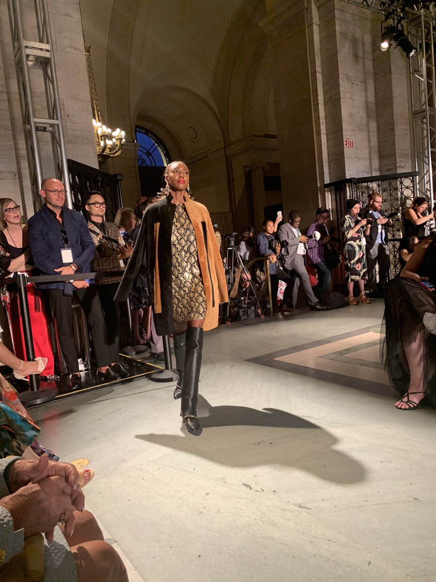 Glimpse_of_Glo's tweet photo. Had an amazing evening at #FashBash.. a fashion show supporting the #DIA put on by #NeimanMarcus.. everything was great. Still canโt feel my feet from ๐๐พ https://t.co/ccxfJDfaEI