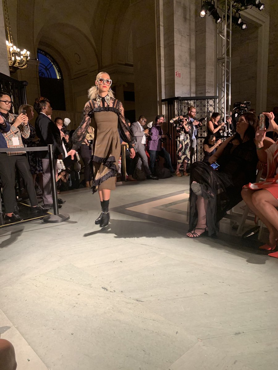 Glimpse_of_Glo's tweet photo. Had an amazing evening at #FashBash.. a fashion show supporting the #DIA put on by #NeimanMarcus.. everything was great. Still canโt feel my feet from ๐๐พ https://t.co/ccxfJDfaEI