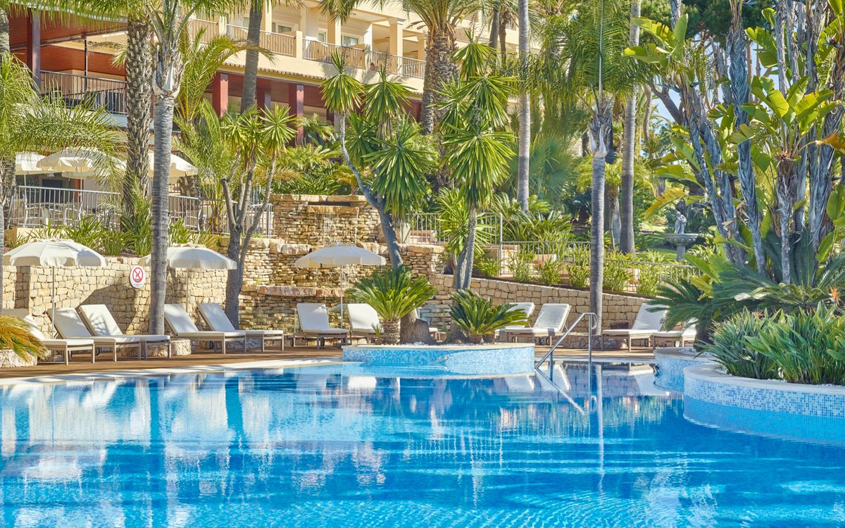 Sunbathing under the blue of the pool and the green of palm trees...
#riaparkhotels #luxuryhotels #swimmingpool #palmtrees #beachresort #tropicalgardens #familyresort #Summerholidays #familyholidays #relaxingholidays #valedolobo #algarve #portugal