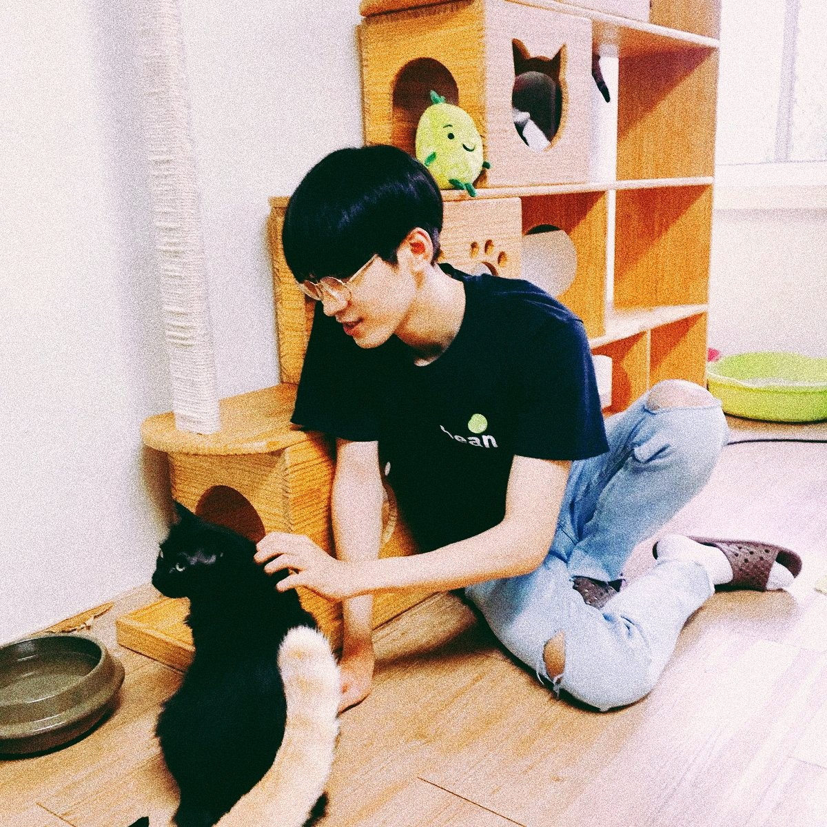fondforskz's tweet photo. 𝕋𝕙𝕒𝕥 𝕖𝕧𝕖𝕣𝕪 𝕟𝕚𝕘𝕙𝕥 𝕀'𝕝𝕝 𝕜𝕚𝕤𝕤 𝕪𝕠𝕦 𝕪𝕠𝕦'𝕝𝕝 𝕤𝕒𝕪 𝕚𝕟 𝕞𝕪 𝕖𝕒𝕣, 𝕆𝕙 𝕨𝕖'𝕣𝕖 𝕚𝕟 𝕝𝕠𝕧𝕖 𝕒𝕣𝕖𝕟'𝕥 𝕨𝕖? 🙈❤

#CaratSelcaDay @pledis_17 
#caratsecladay https://t.co/VDd0JkK5X7
