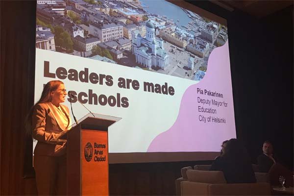 Helsingin kaupunki (@helsinki) on Twitter photo Apulaispormestari <a href="/Pia_Pakarinen/">Pia Pakarinen</a> puhui naisjohtajuudesta sekä tyttöjen innostamisesta teknisille aloille Buenos Airesin kaupungin järjestämässä työmarkkinoiden tasa-arvoa koskevassa seminaarissa. Buenos Aires haluaa oppia lisää Helsingiltä tasa-arvon edistämisestä. #tasaarvo Apulaispormestari <a href="/Pia_Pakarinen/">Pia Pakarinen</a> puhui naisjohtajuudesta sekä tyttöjen innostamisesta teknisille aloille Buenos Airesin kaupungin järjestämässä työmarkkinoiden tasa-arvoa koskevassa seminaarissa. Buenos Aires haluaa oppia lisää Helsingiltä tasa-arvon edistämisestä. #tasaarvo