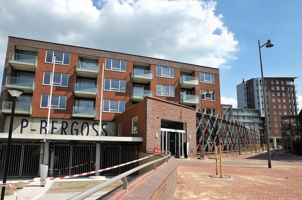 Parkeren tijdens de kermis: het is extra druk met parkeren in het centrum. In de parkeergarages Bergoss en Oostwal-oost is meestal ruimte genoeg. En, ze zijn tijdens de kermis langer open. Kijk voor een overzicht op kermisoss.com/bereikbaarheid/
