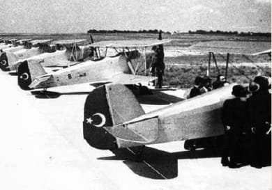 TursasOfficial's tweet photo. Turizmde İlk Türk Hava Yolları

Etimesgut Uçak Fabrikası Projesi’ni 1942 yılında hayata geçirmiştir. 8 milyon liralık bir yatırım olan Etimesgut Uçak Fabrikası’nda 1200 işçi ve Türklerin yanı sıra Müdür Wedrychowski olmak üzere 35 Polonyalı mühendis ve teknisyen görev almaktadır. https://t.co/XqjoAsS824