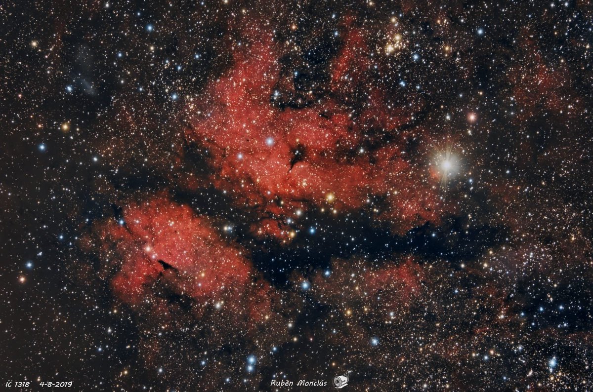 Astrofoto fet pel nostre company <a href="/rubenmonclus/">Rubèn Monclús</a> a la sortida que vam fer els membres de la Societat Astronòmica de Lleida.

IC1318 o nebulosa de la Papallona, ubicada prop de l'estrella Sadr, a la constel·lació del Cigne.

astrolleida.cat/2019/08/nebulo…