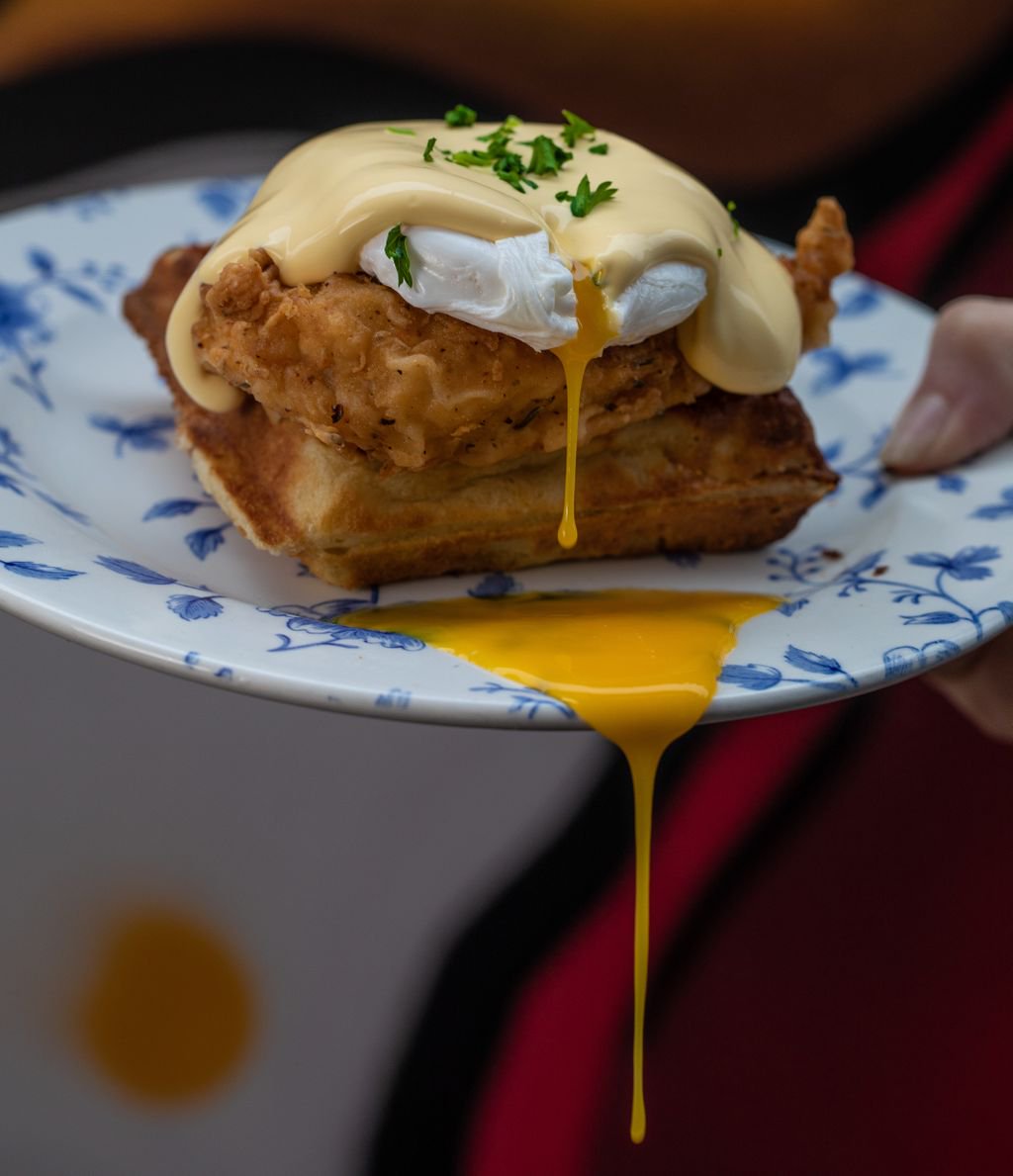 Raise your hands if you want a bite of this right now! 😍 Grab your mates and book a table to Boooooozy Brunch this weekend!