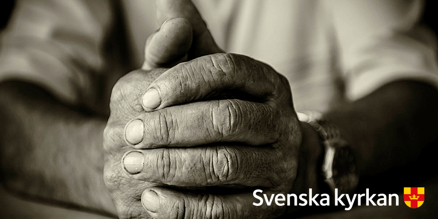 "Han berättar att han tänkt mycket på sin dotter, hon som inte finns mer. Att han saknar henne så att det värker i hela kroppen. Vi sitter en stund tillsammans och samtalar om livet." En diakon berättar. 2017 gjordes 114 000 hembesök: 
svenskakyrkan.se/hallbarhetsbok… #diakoni