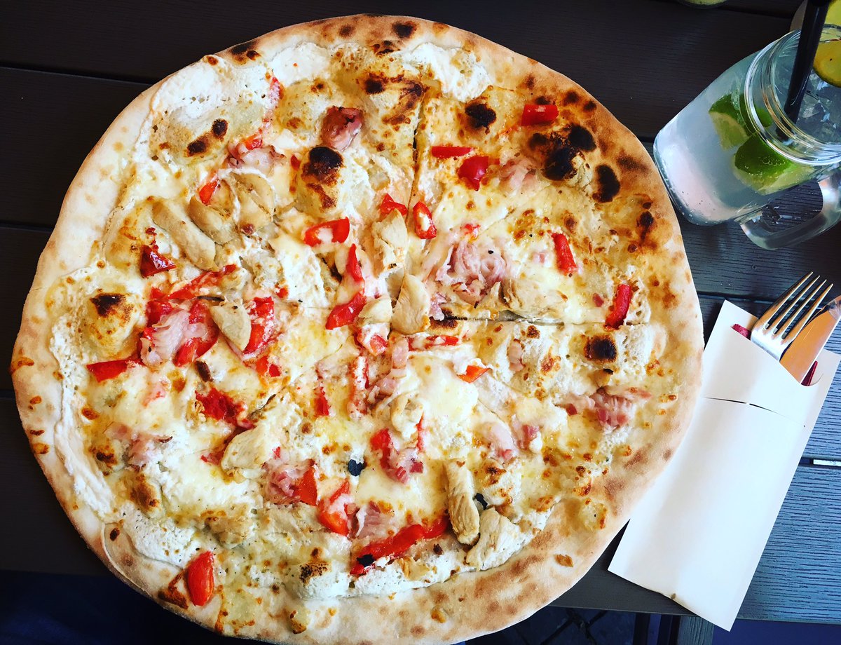 micello_s's tweet photo. Das könnte Euer Abendessen sein! 🍕👈😋 Pizza Pollo mit Ricotta, Mozzarella, Speck, Hähnchen und Paprika! Lecker! 👌🏻 #micellos #leipzig #pizza #pasta #grill #bar #lecker #pizzapollo #abendessen https://t.co/51tIER1Lqu