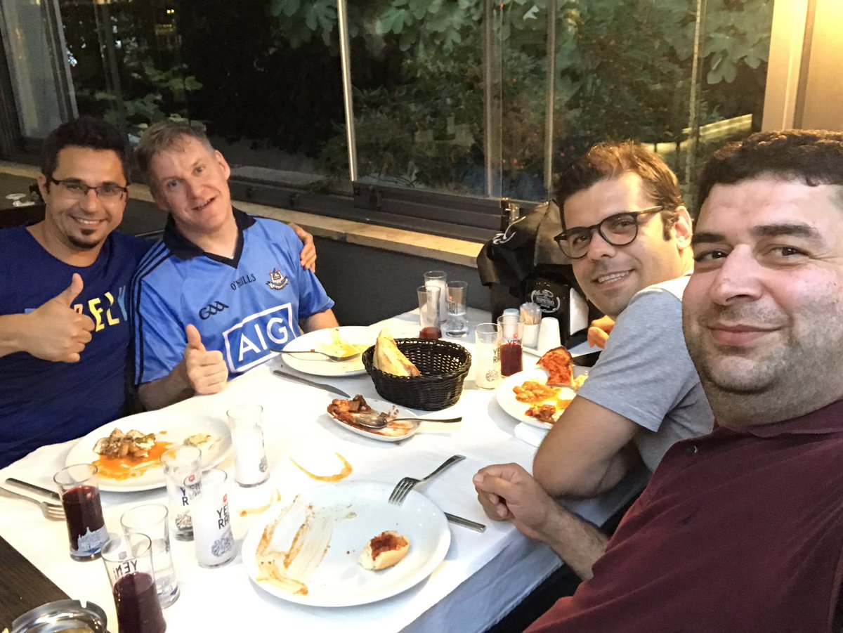 TurkOzcan's tweet photo. @demarkesports Şimdide yemeğimizi yiyerek eski anıları yad ediyoruz. https://t.co/kv5PVqqOAW