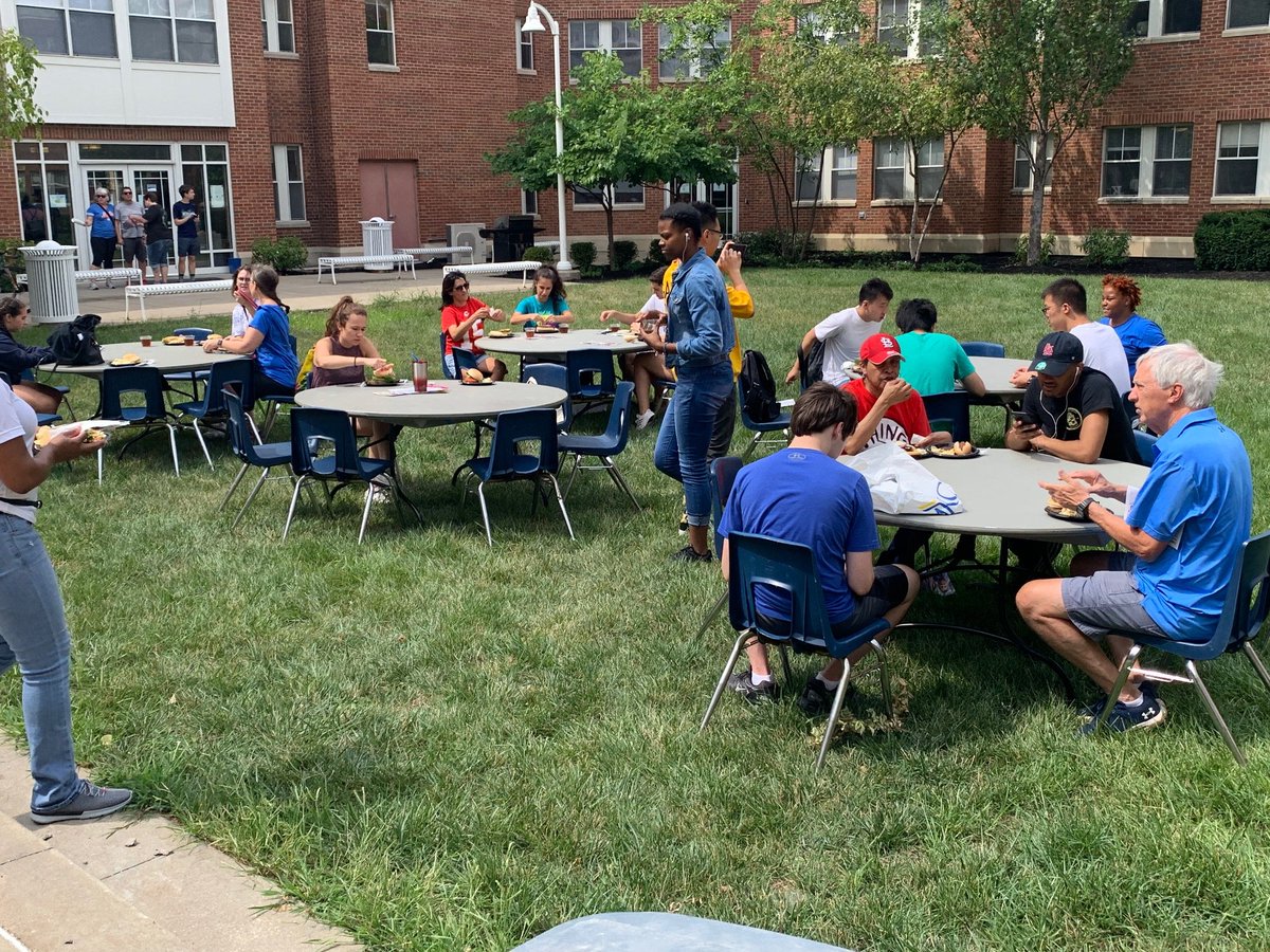 umkcalumni's tweet photo. Bon appรฉtit! ๐ญ๐ฅค๐ @UMKansasCity alumni are serving up lunch for students + their families moving into @UMKC_OakStreet and Johnson Hall. #UMKCMoveIn #UMKCProud https://t.co/JwBj81P7IE