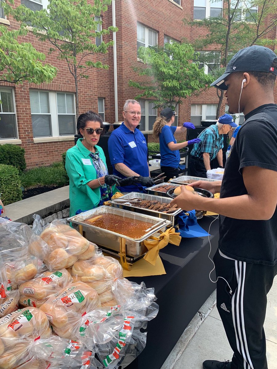 umkcalumni's tweet photo. Bon appรฉtit! ๐ญ๐ฅค๐ @UMKansasCity alumni are serving up lunch for students + their families moving into @UMKC_OakStreet and Johnson Hall. #UMKCMoveIn #UMKCProud https://t.co/JwBj81P7IE
